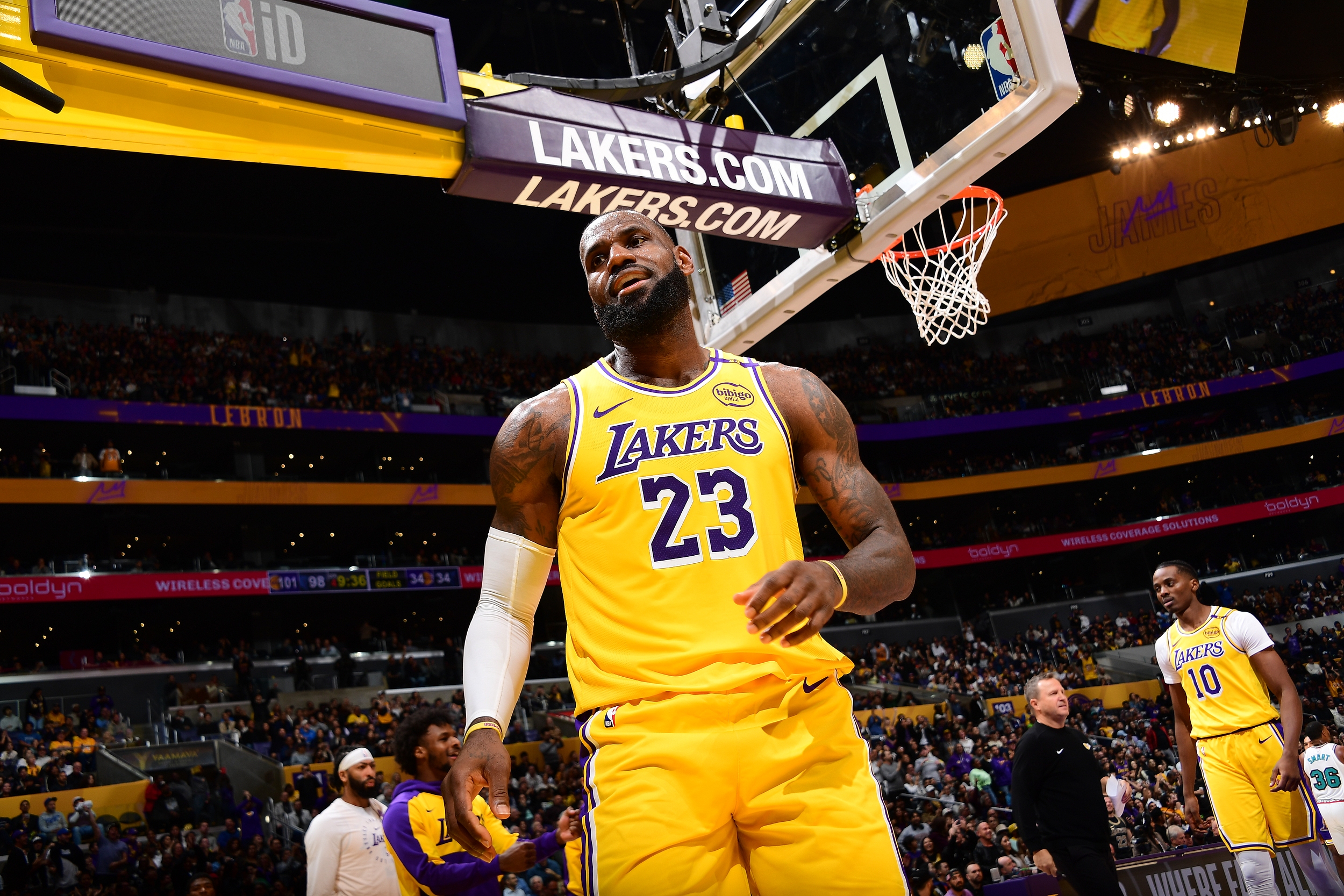 乐鱼体育官网-美记：如果湖人不进一步补强阵容，詹姆斯可能会在训练营开始前强行要求离队