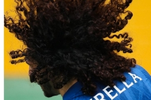 被拉头发！切尔西官推发动态，晒出库库雷利亚的爆炸头